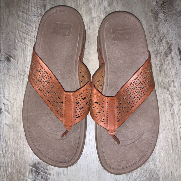 (Bin 32) Fitflop, 1.5in wedge flipflop in brown, Size 8.5 - Picture 1 of 3